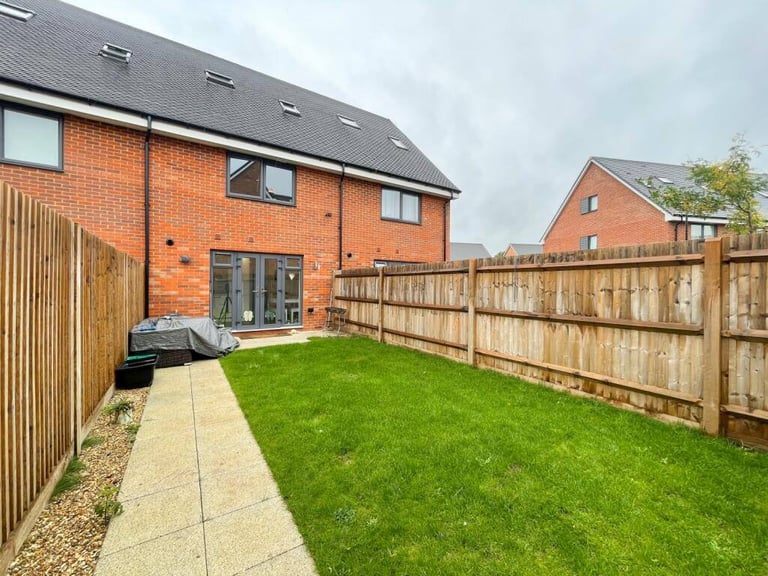 Modern 3-Bedroom house in Dukes Quarter, Bordon.