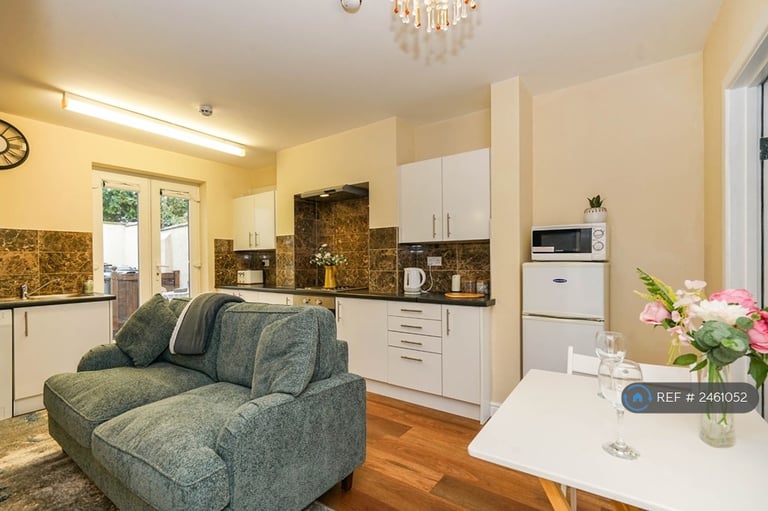 1 bedroom flat in Eccles Town Centre, Eccles, M30 (1 bed) (#2461052)