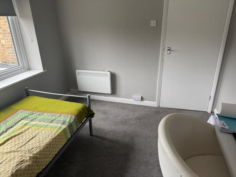 Single Room for Rent- Weybridge 