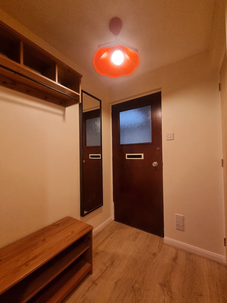 Spacious, West End 2 bedroom Flat on Beautiful Tree Line Street.