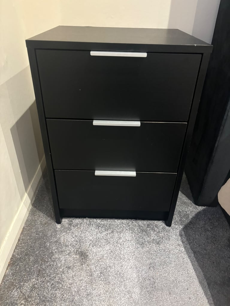 6 drawer dresser and 2 bedside tables 