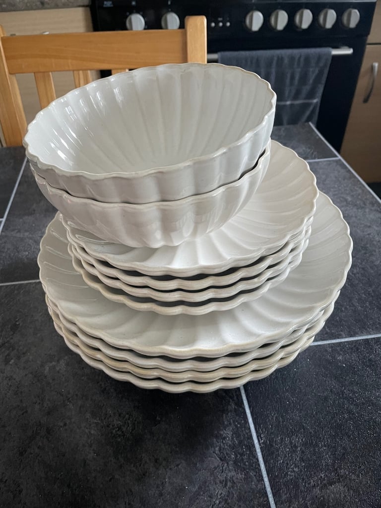 image for 10pc Dinner Set NEW - beautiful shape 