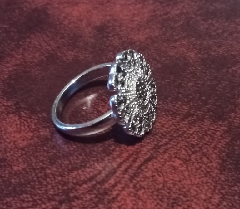 image for SPARKLY SIZE P/Q RING, ONLY £15!