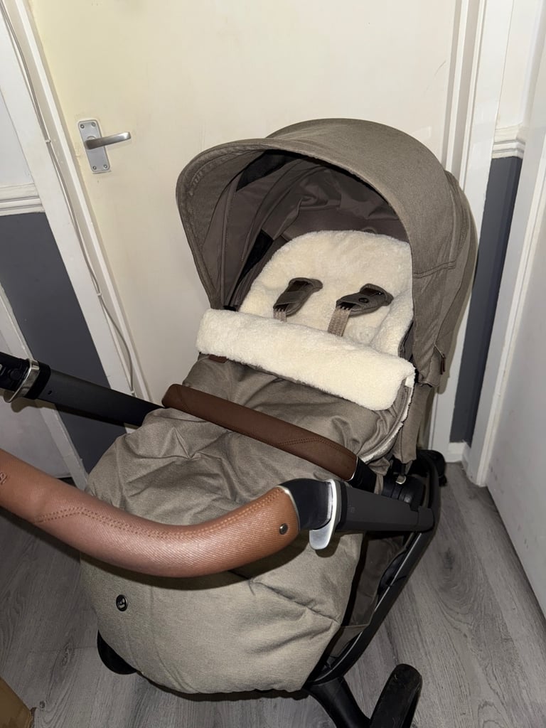 Full Maxi Cosi travel system 