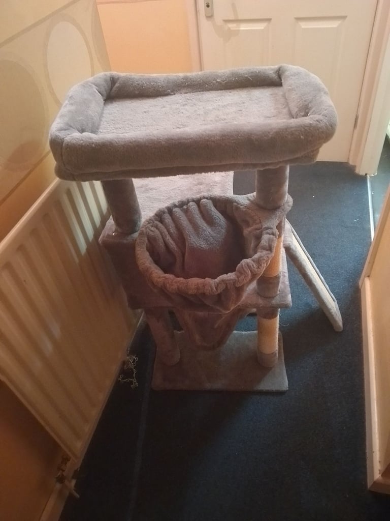 Cat tower good condition 