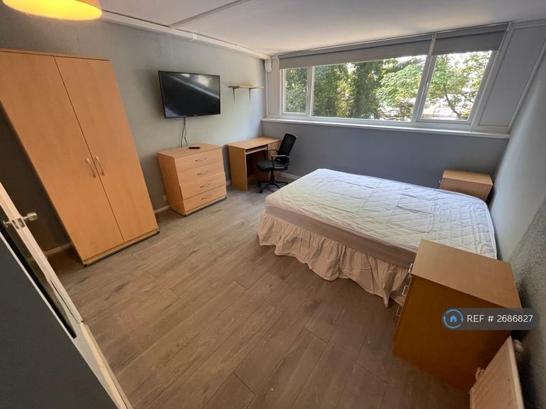 6 bedroom house in Barchester Close, Uxbridge, UB8 (6 bed) (#2686827)