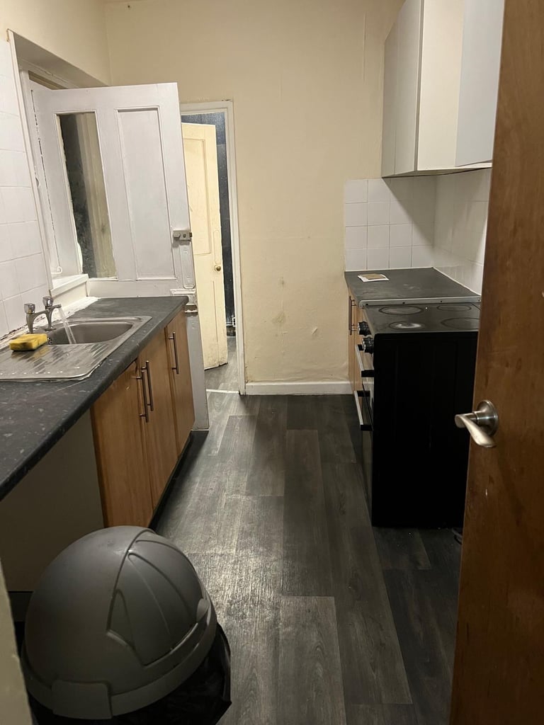 3 bedroom unfurnished flat available now