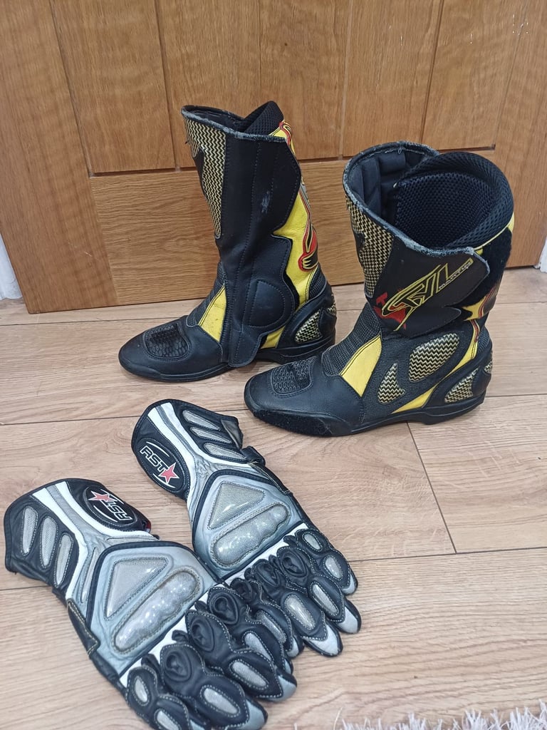 Motorbike boots and gloves 