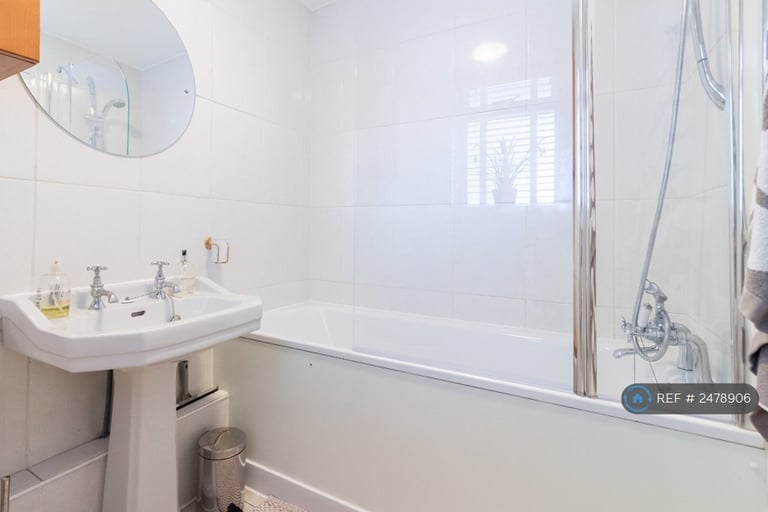 1 bedroom flat in Cooper Close, London, SE1 (1 bed) (#2478906)