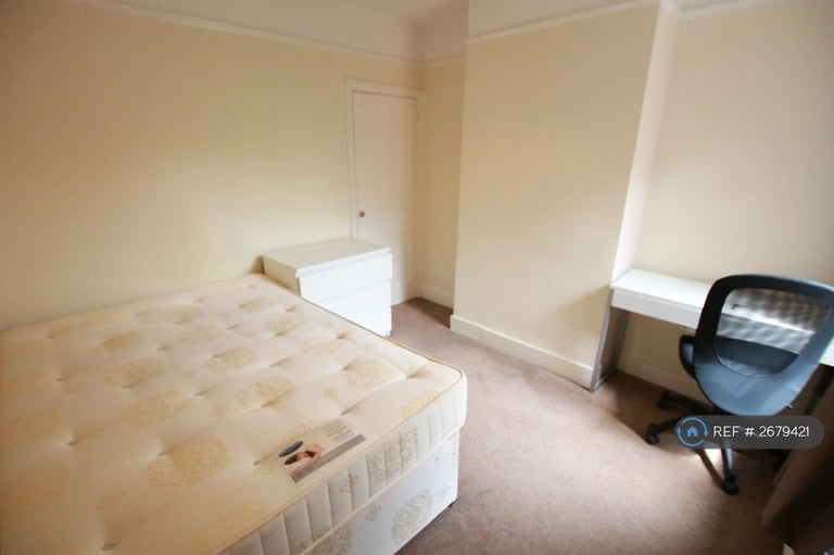 4 bedroom house in Grange Avenue, Reading, RG6 (4 bed) (#2679421)