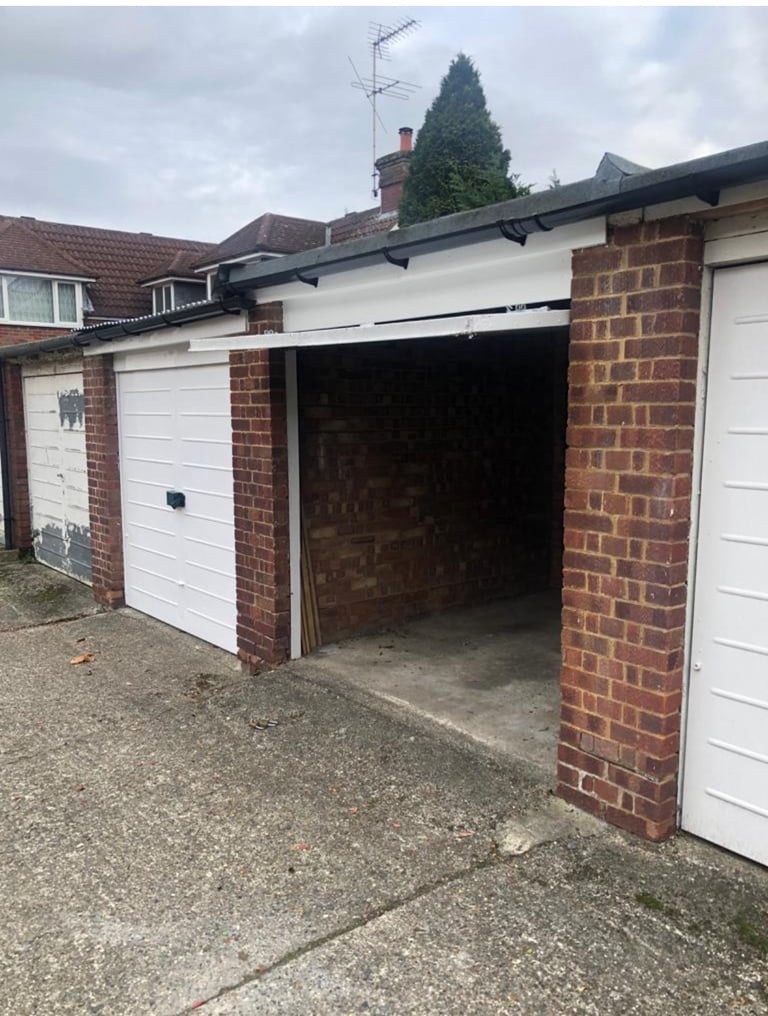 Garage To Let in Whetstone London N20 
