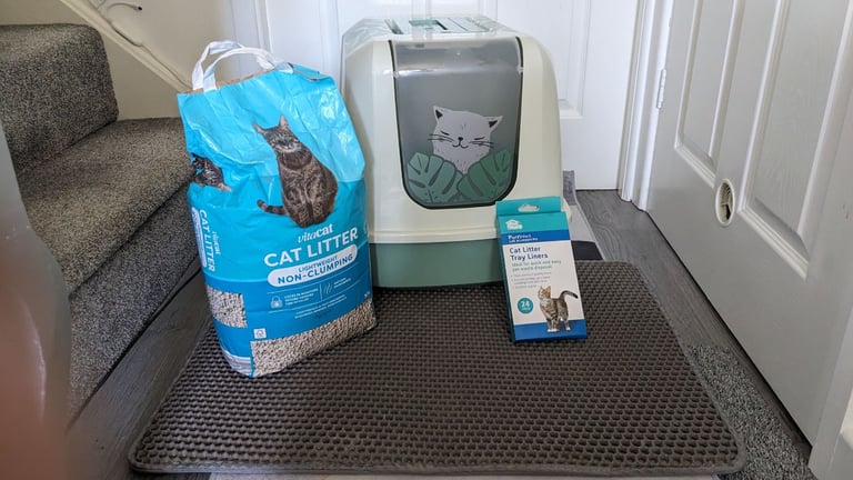 Cat toilet with 10 litre cat litter, litter mat for under toilet and 12 litter liners