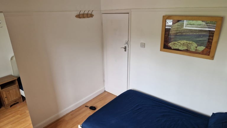 All-Inclusive Double Room in Shared Maisonette, with Exceptional Transport Access