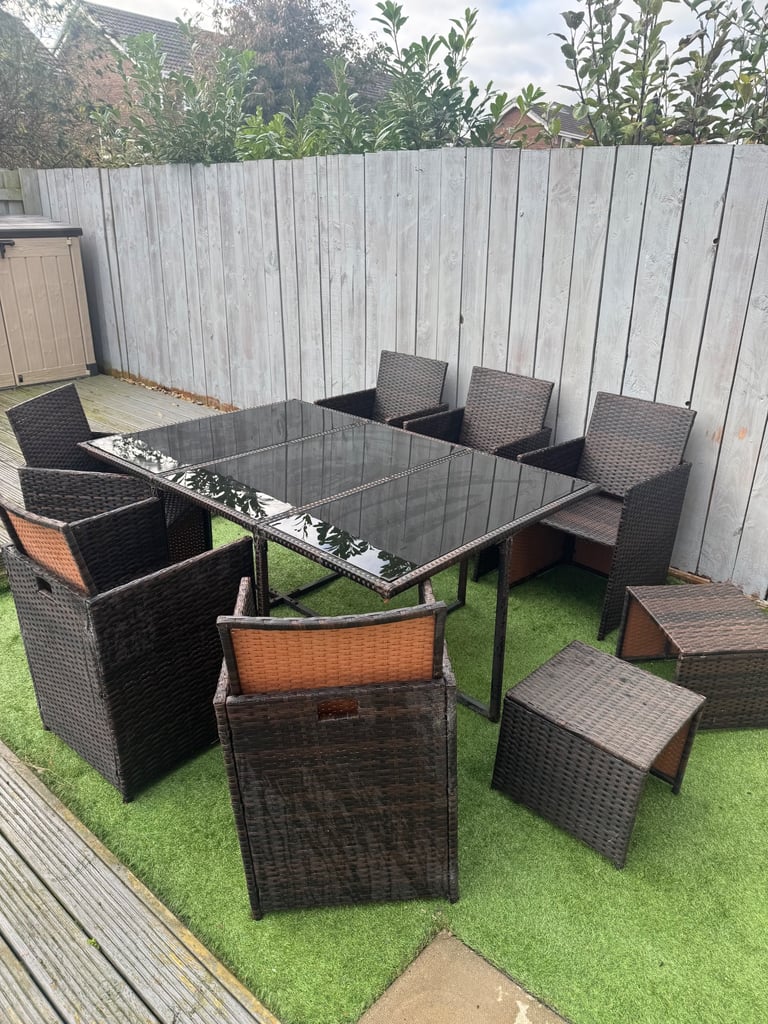 GARDEN TABLE WITH 6 CHAIRS AND 2 FOOTSTOOLS - RATTAN