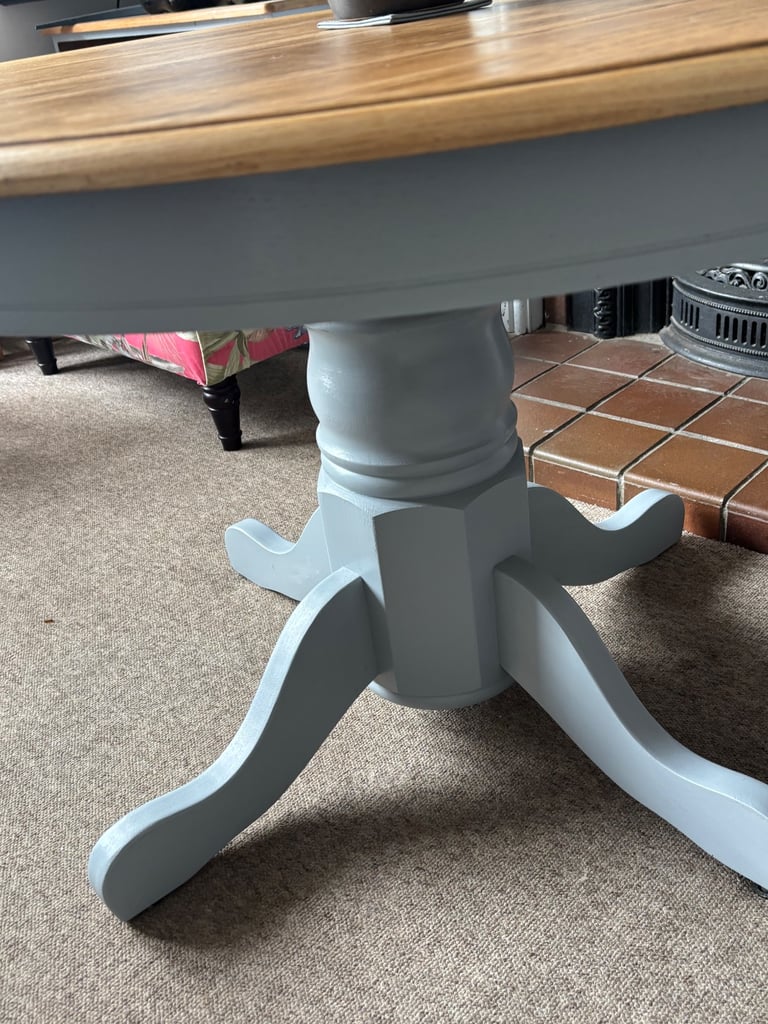 Gorgeous Oak Round Dining Table & Chairs