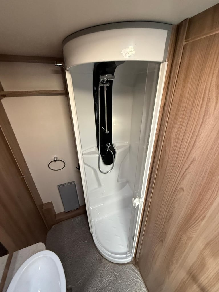 Swift Challenger 560 Rear Island Bed Middle Bathroom 