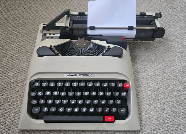 Vintage Olivetti Lettera 12 Portable Typewriter – Iconic Italian Design