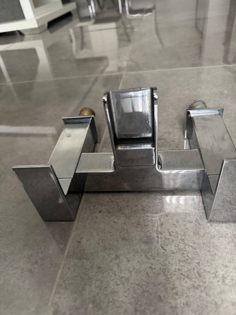 Bath tap water fall crome