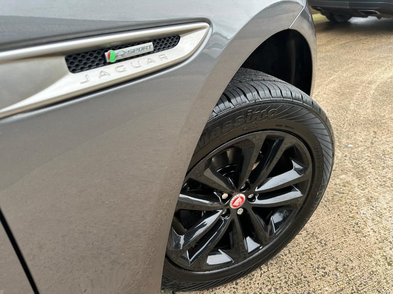2017 Jaguar F-PACE 2.0 D 180BHP *** HUGE SPEC  AWD R - SPORT EDITION *** AUTO