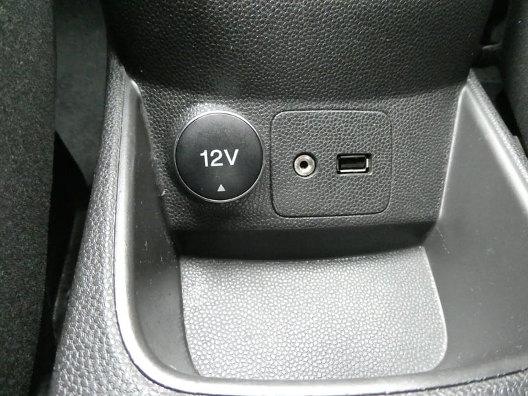 1.25 82 Zetec 5dr *YES GEN 37K!! +9 SERVICES +BT +PARK SENSORS +AUX*