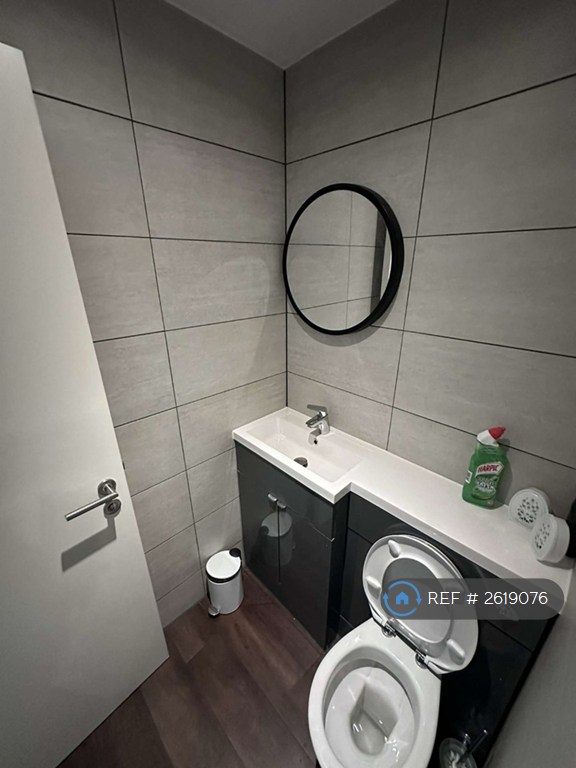 3 bedroom flat in West Point, Manchester, M16 (3 bed) (#2619076)