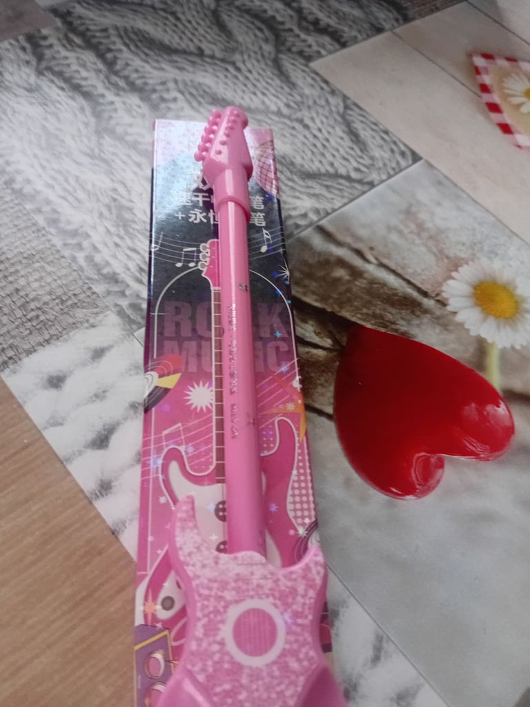 GIFT,NEW PINK GUITAR 🎸 BIRO PEN