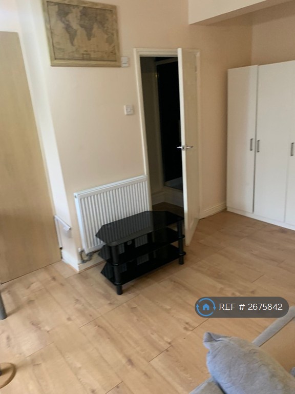 1 bedroom flat in Stradbroke Grove, Ilford, IG5 (1 bed) (#2675842)