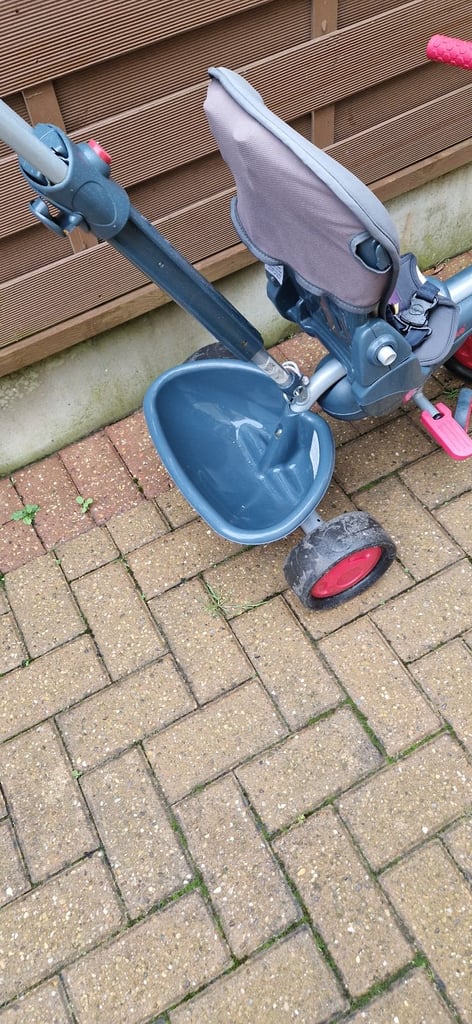 CHILDRENS TRICYCLE SMARTRIKE WITH PARENTAL HANDLE. GOOD CONDITION.