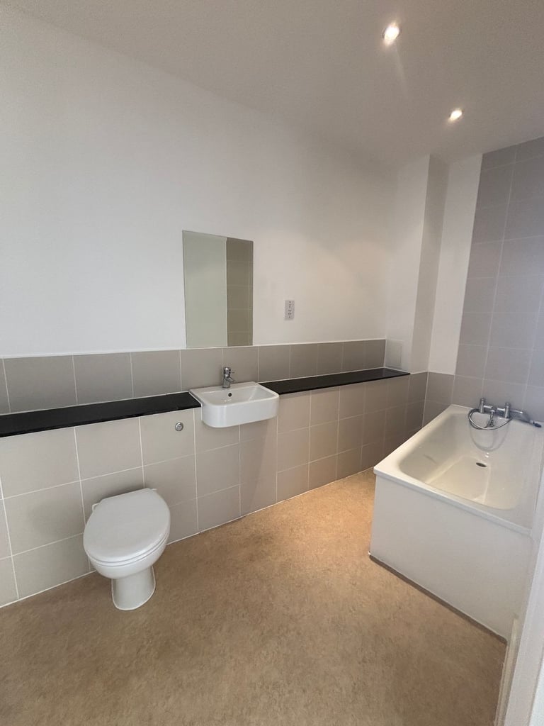 Beautiful Large 2 Bed / 2 Bath Flat with Balcony – Available Immediately!
