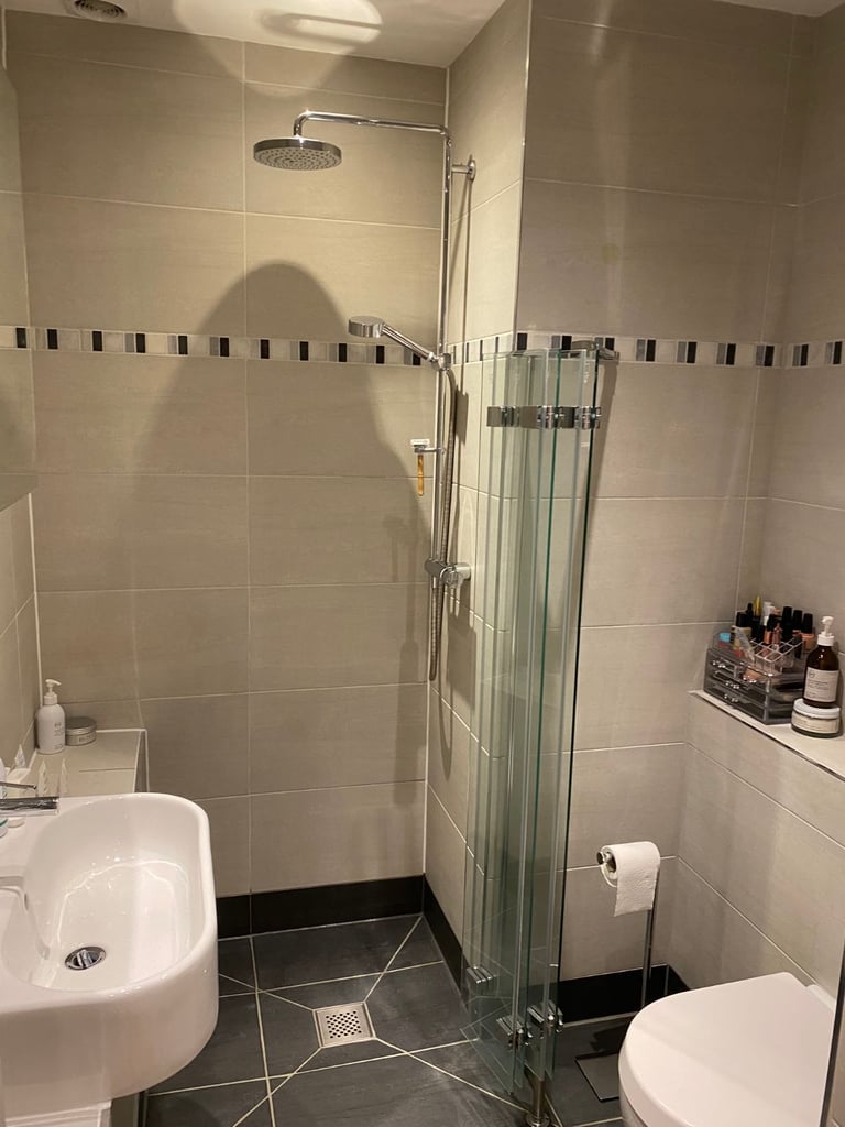 Beautiful, 2 bedroom, tenement flat with garden access – available November