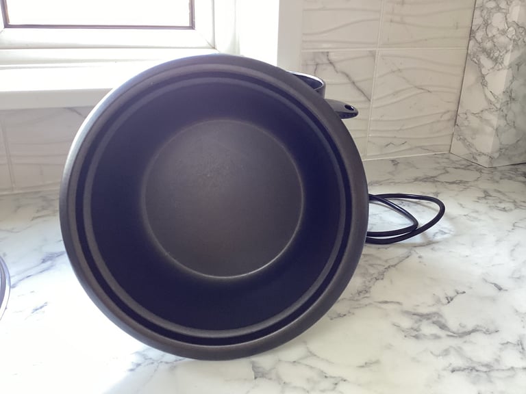 Electric rice cooker for 6 people