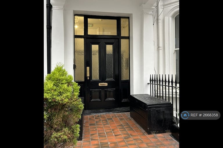 1 bedroom flat in Sinclair Gardens, London, W14 (1 bed) (#2668358)