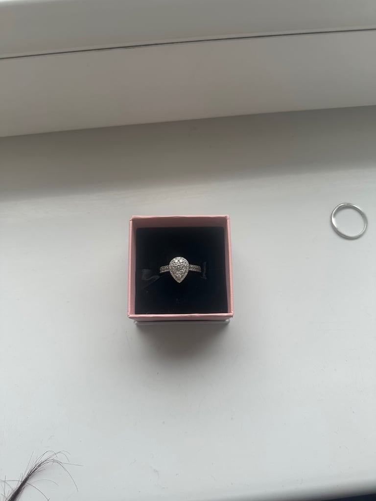 Platinum 9ct engagement ring & 9ct white gold wedding ring 