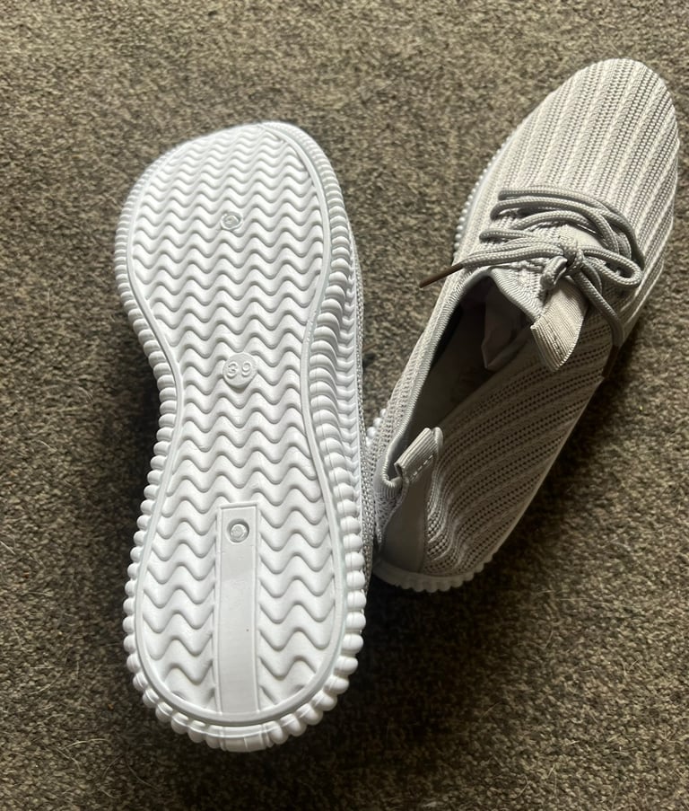 Brand new size 6 trainers 