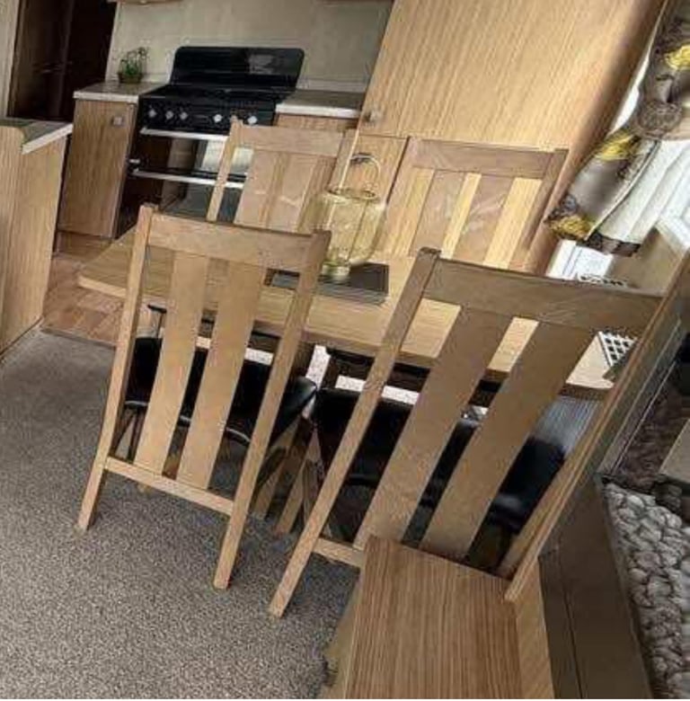 Dining table and 4 chairs 