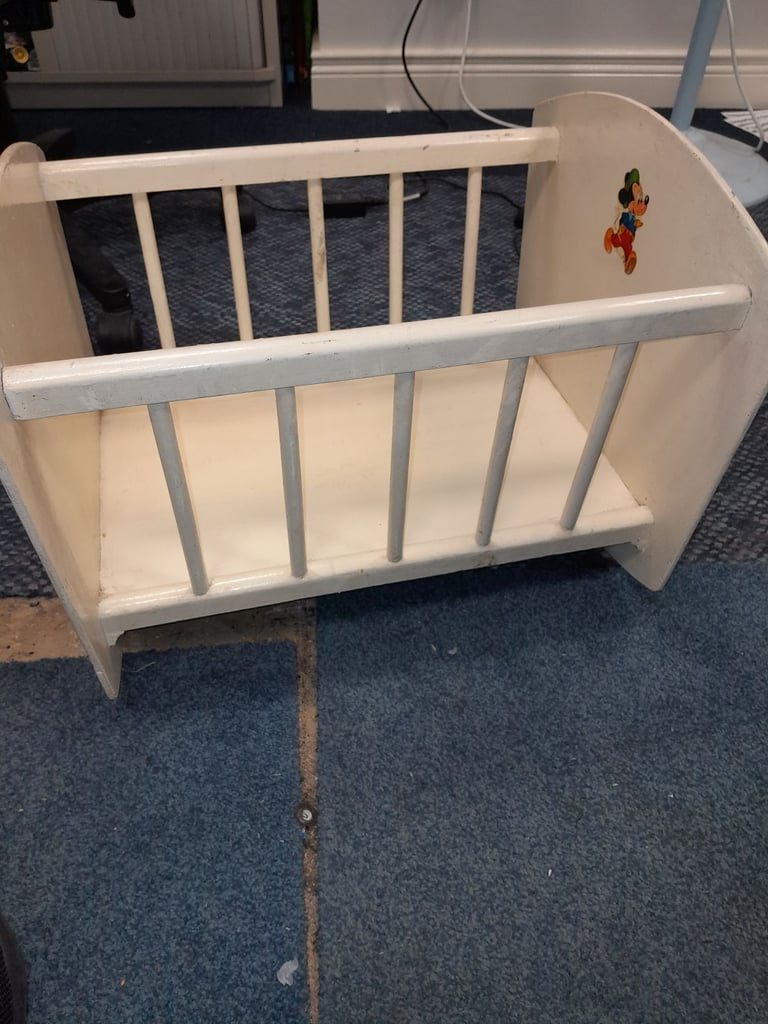 LOVELY VINTAGE DOLLS ROCKING CRIB