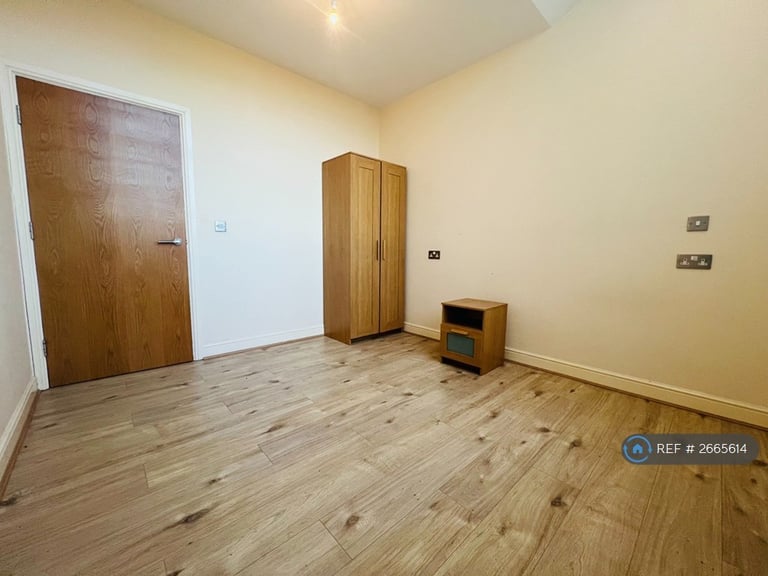 1 bedroom flat in Richardshaw Lane, Pudsey, LS28 (1 bed) (#2665614)