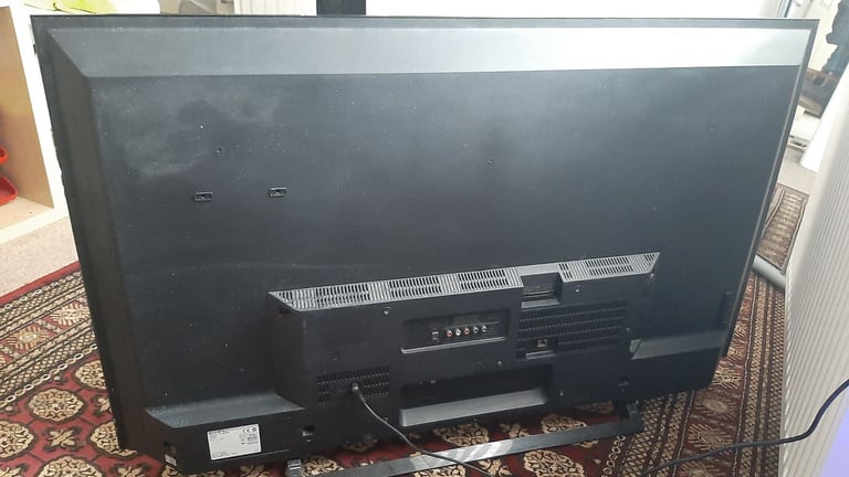 SONY 48" A++ Rated Smart TV + Stand, Original charger and Remote in good condition (Vertical lines)