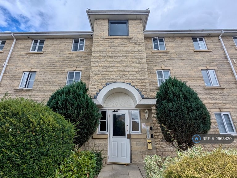3 bedroom flat in Beechwood Park, Brighouse, HD6 (3 bed) (#2663420)