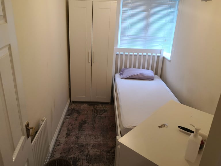 Large 5 bed house, 3 bathrooms ideal for 2 families to share near Nuffield hospital