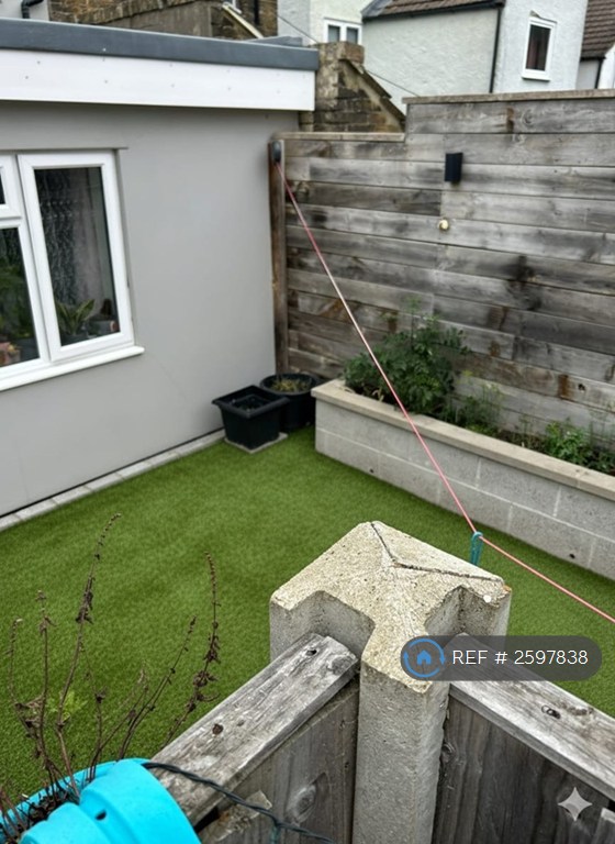 2 bedroom flat in Cowper Road, Sittingbourne, ME10 (2 bed) (#2597838)