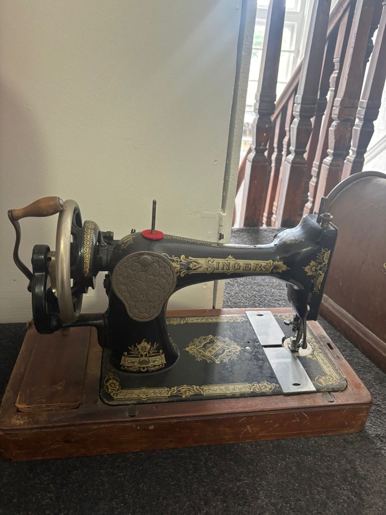 Vintage Singer Sewing Machine – Antique Collectible (Fully Manual)