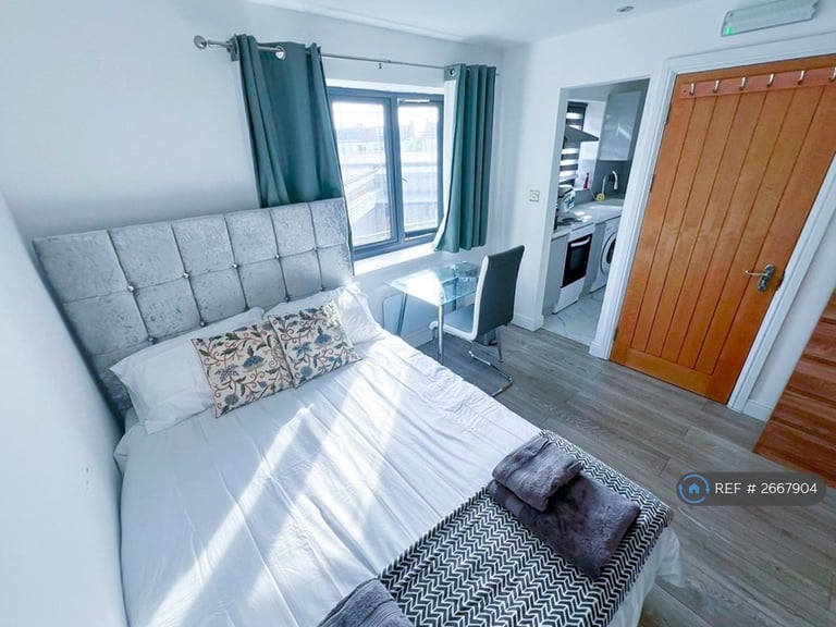 Studio flat in Woodford Avenue, Ilford, IG2 (#2667904)