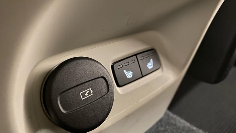  Volvo XC40 B4 (P) Ultimate Dark (360 Camera, Sunroof, BLIS) Petrol/Electric Hybrid Automatic