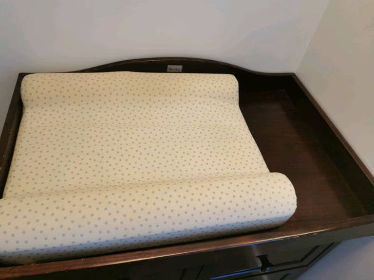 Silver cross toddler bed and changing unit / chest of drawers 