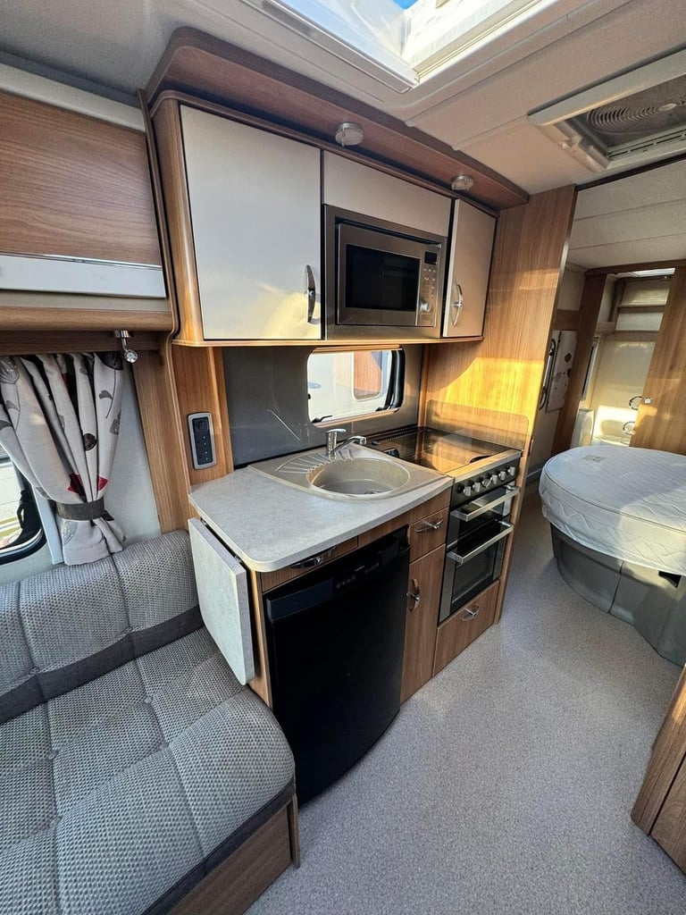 Swift Challenger SE 580 Transverse Island Bed Full Rear Bathroom