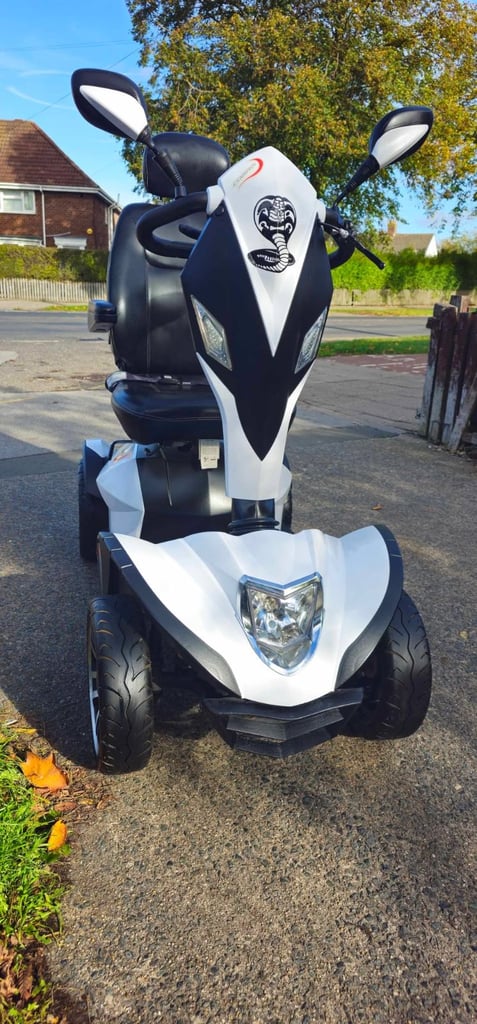 mobility scooter Cobra heavy duty 8mph with new batteries/warranty