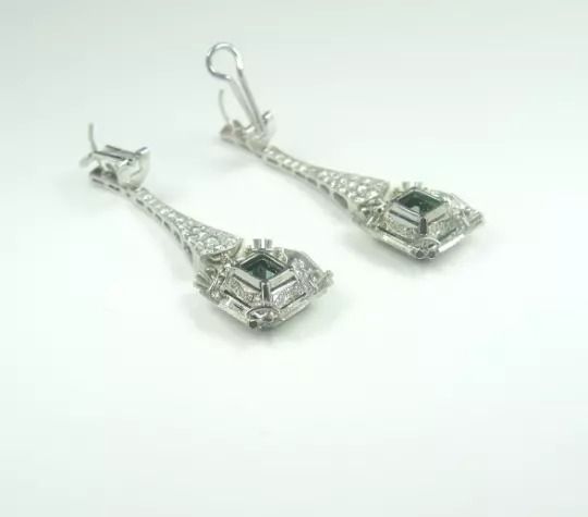 Colombian Fine Emerald Earrings 8.42 / D. 4.50 Cts 18K Yellow Gold & Platinum