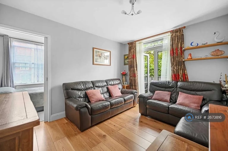 3 bedroom flat in Tilson House, London, SW2 (3 bed) (#2673816)