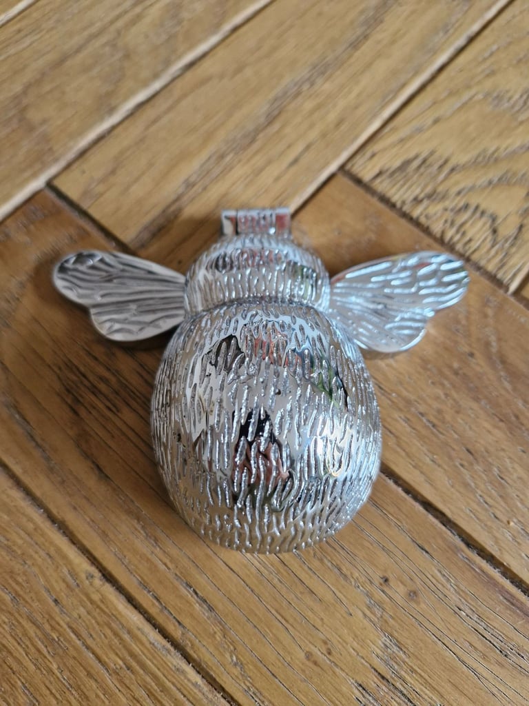 image for Bee door knocker 